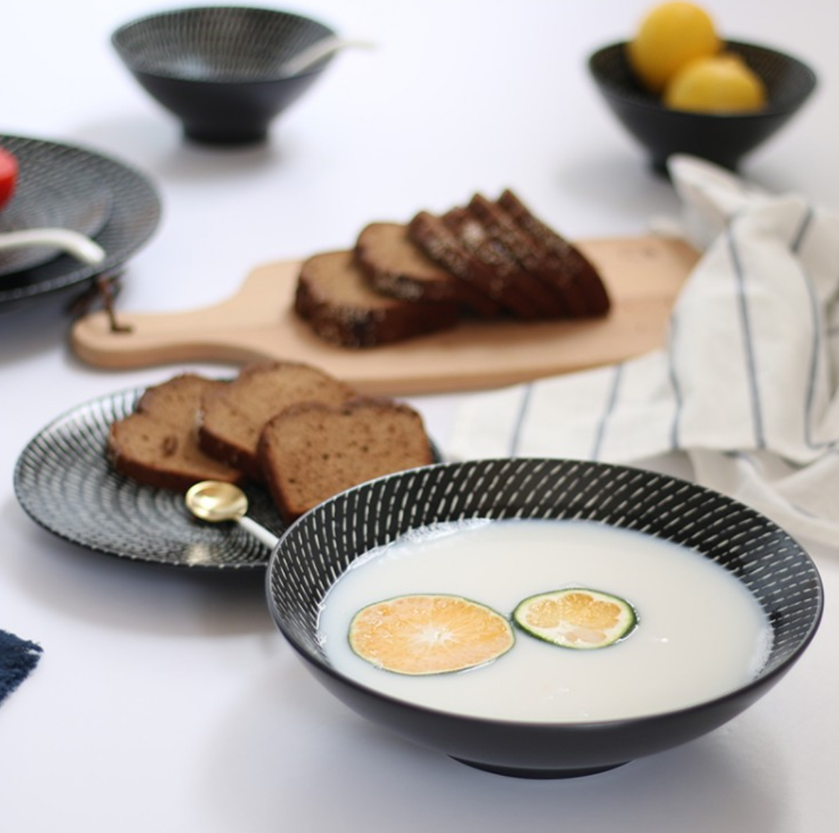 2019 Nova Alveno Nigra kaj Blanka Ceramika Vespermanĝa Aro kun Ora Tranĉilo Fiksita Pizza Tranĉilo Restoracio Steak Plate 18