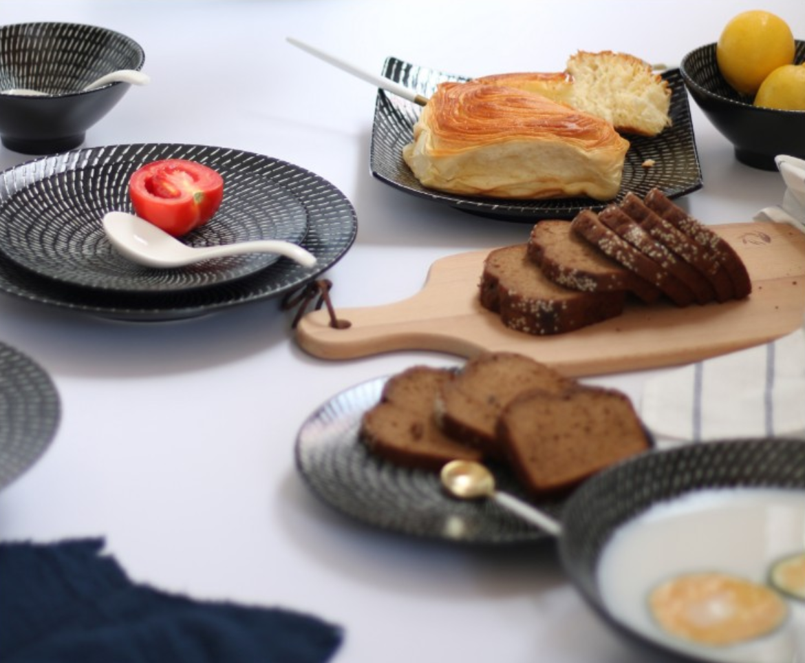 2019 Nova Alveno Nigra kaj Blanka Ceramika Vespermanĝa Aro kun Ora Tranĉilo Fiksita Pizza Tranĉilo Restoracio Steak Plate 20