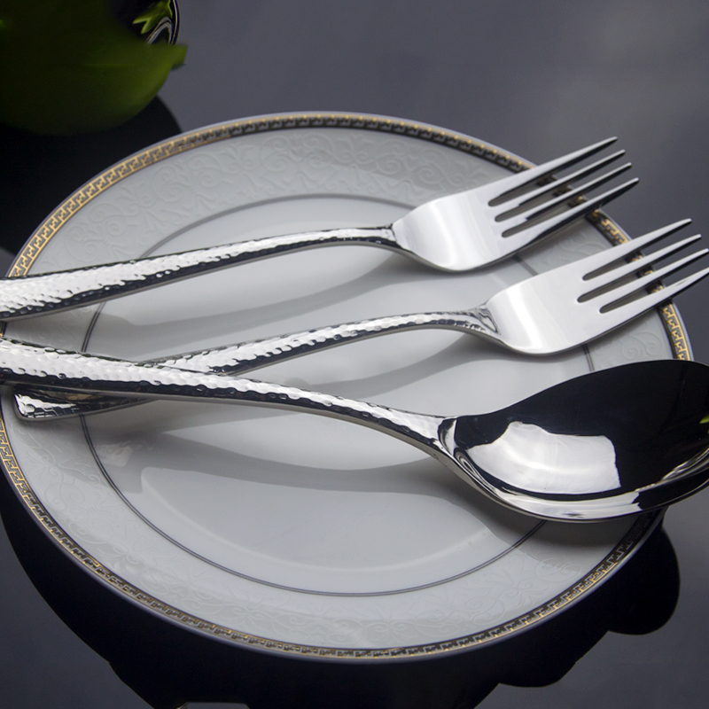 Geedziĝo platware vespermanĝa forko tranĉilo kulero oraj arĝentaj tukoj kun blanka tenilo 9