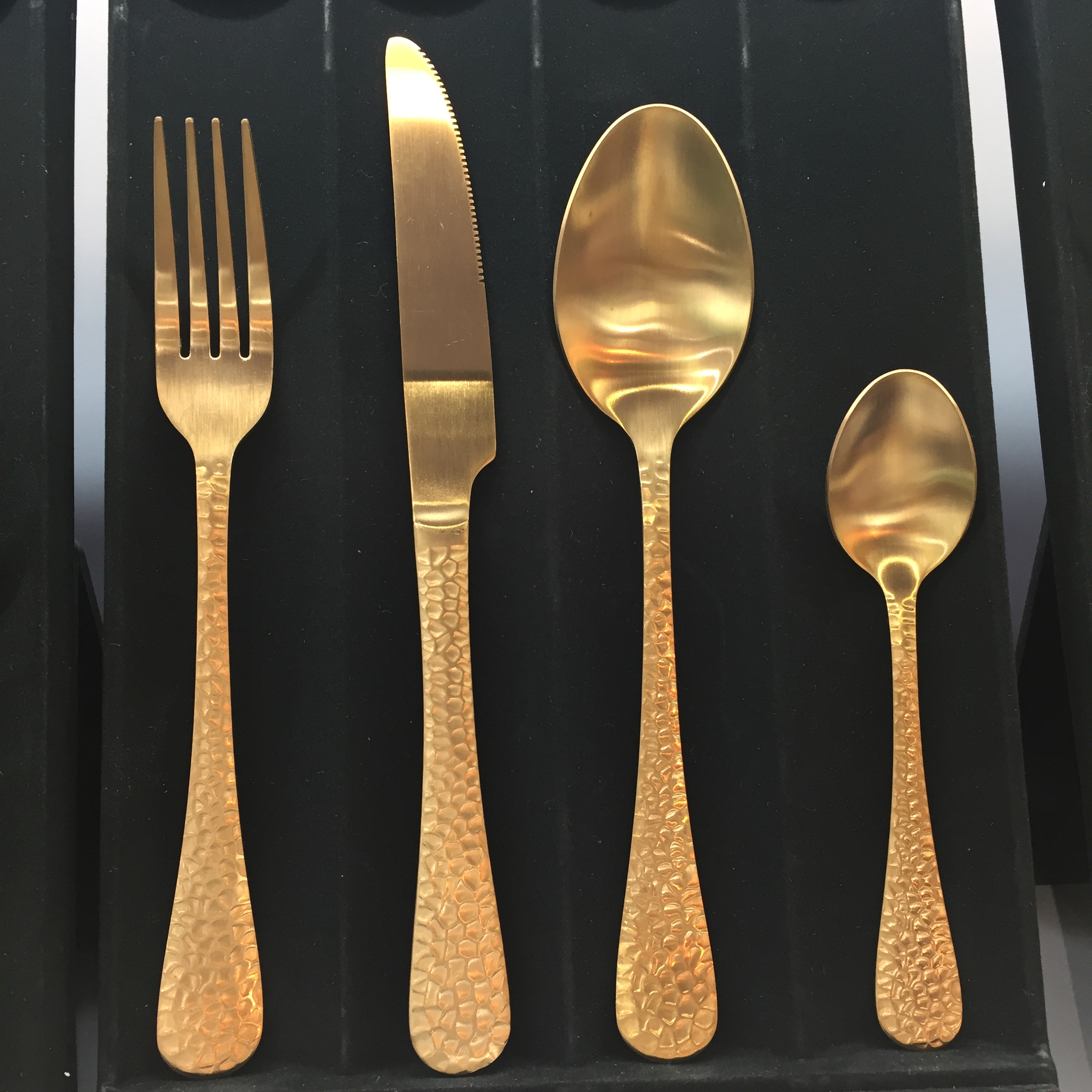 Chinabrett - geedziĝo platware vespermanĝa forko tranĉilo kulero ora arĝenta tuko kun blanka tenilo neoksidebla ŝtala ora tuko 10