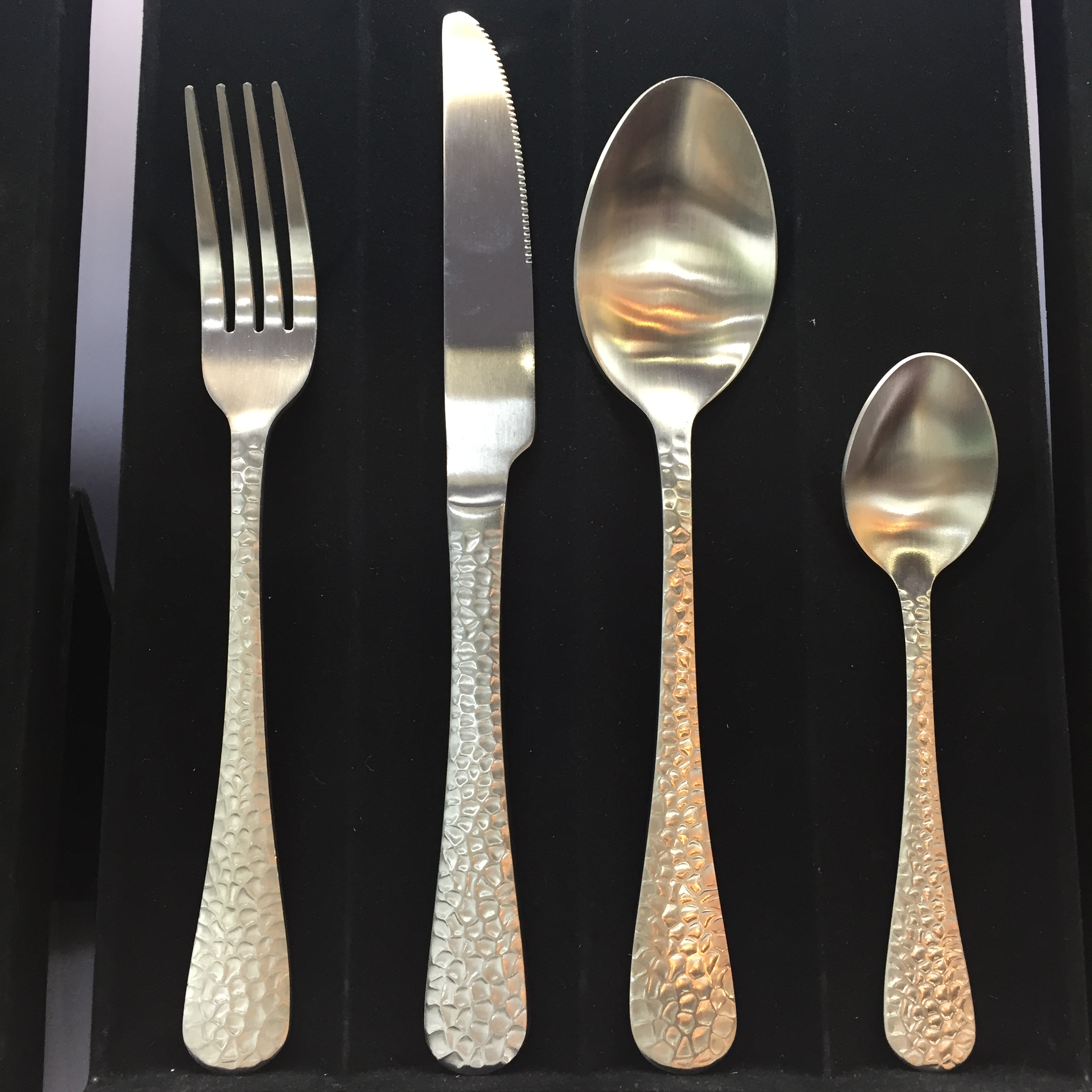 Chinabrett - geedziĝo platware vespermanĝa forko tranĉilo kulero ora arĝenta tuko kun blanka tenilo neoksidebla ŝtala ora tuko 12
