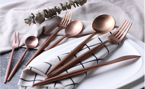 使用済みレストランの結婚式のフラットウェアセットステンレススチールゴールドカトラリーセットホワイトハンドル 13