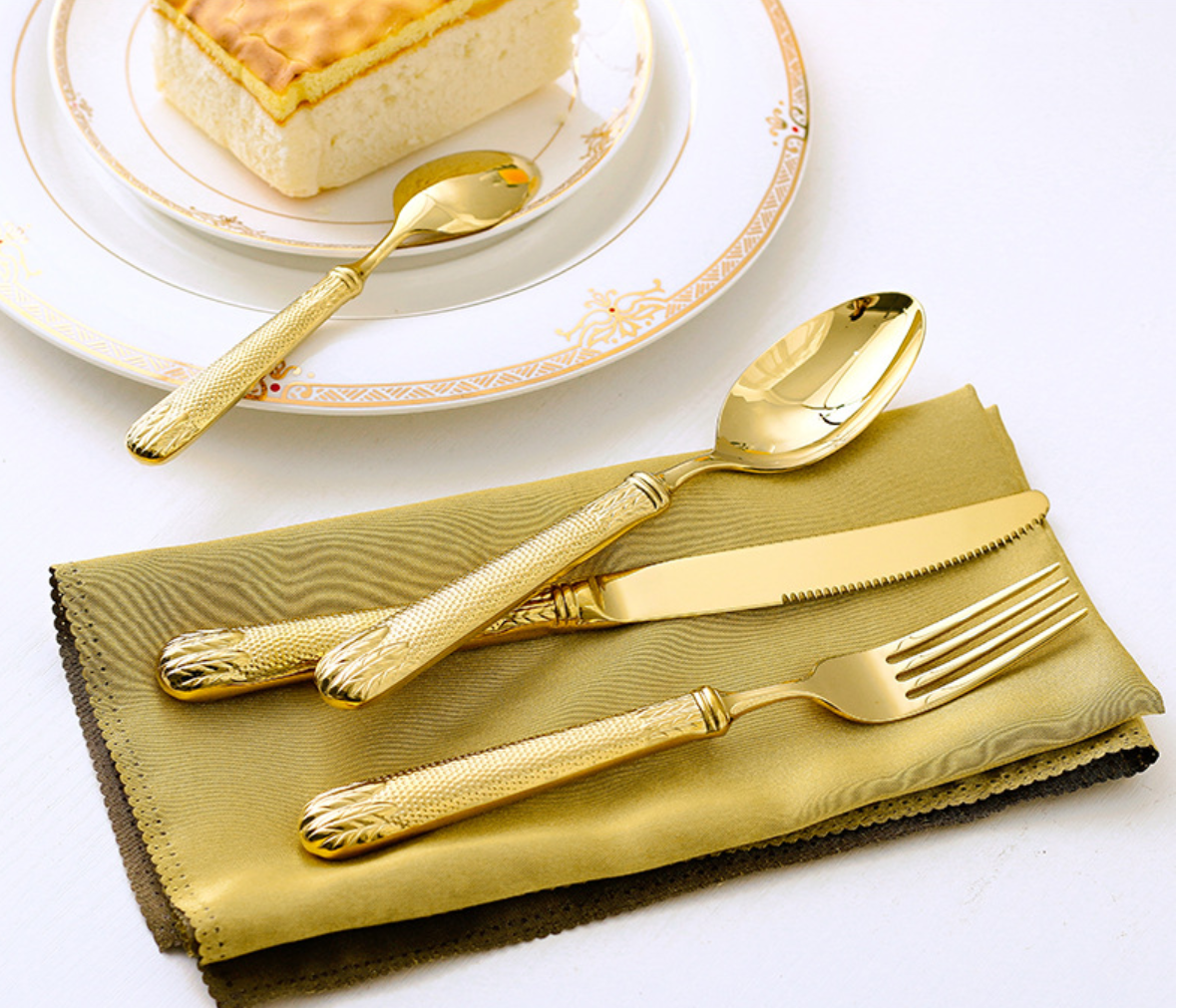 סעיף נירוסטה מלכותי סעיף זהב מצופה מזלגות וסכינים סכום סט לאירועים 14