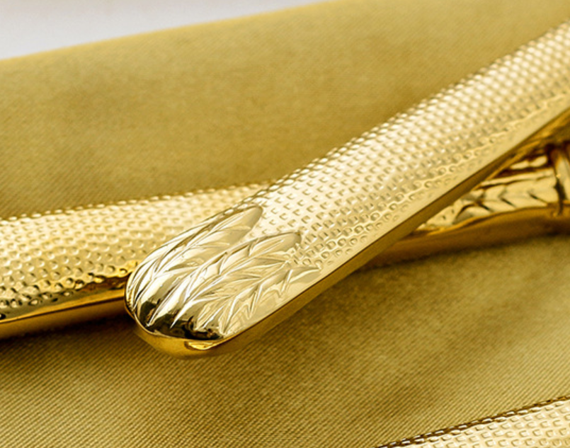 סעיף נירוסטה מלכותי סעיף זהב מצופה מזלגות וסכינים סכום סט לאירועים 12