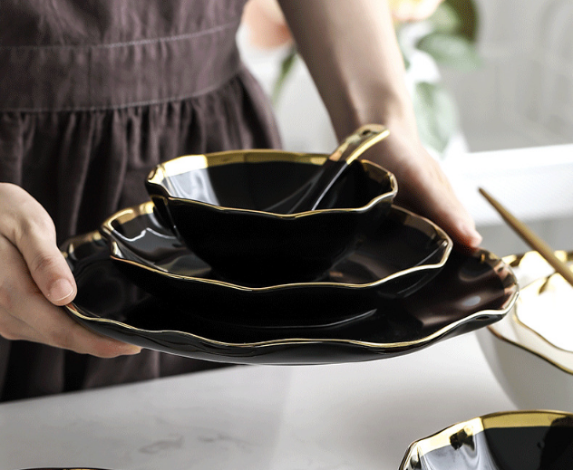 Okcidenta Restoracio -Kroko Fiksita Ceramika Nigra Blanka Porcelana Vespermanĝa Plato Kun Ora Bordo 25