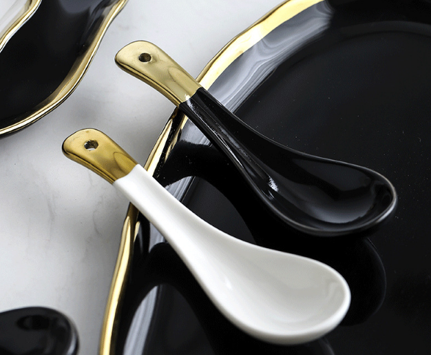 Okcidenta Restoracio -Kroko Fiksita Ceramika Nigra Blanka Porcelana Vespermanĝa Plato Kun Ora Bordo 23