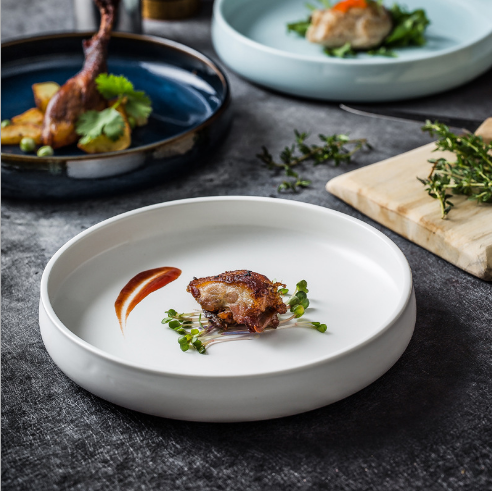 Norda ceramika tablo -ĉapelo formo Supo Plato Okcidenta Spagetoj Nigraj kaj Blankaj Platoj Kolora Porcelana Vespermanĝo 13