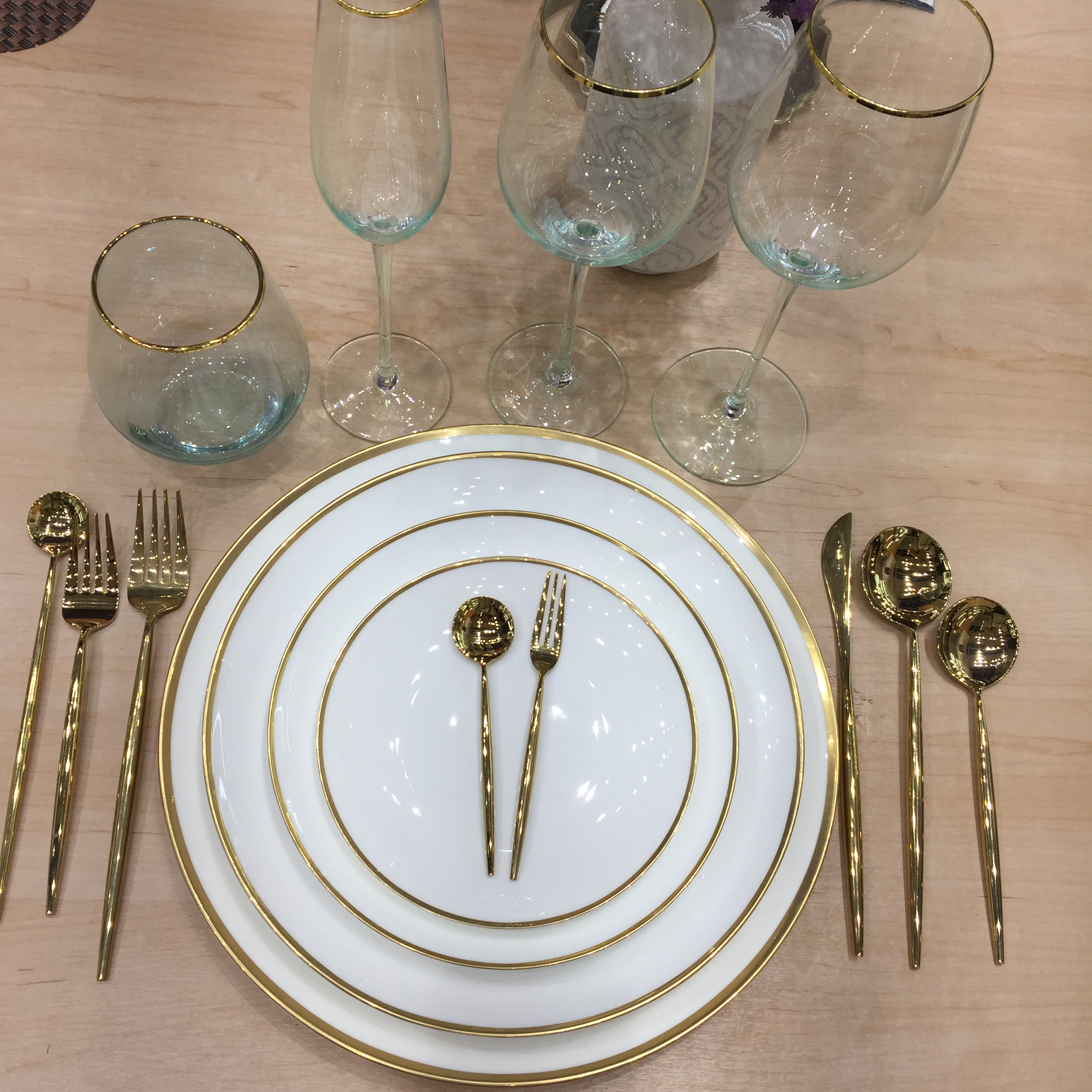 यूरोपीय शैली सफेद सिरेमिक डिनरवेयर गोल्ड रिम नॉर्डिक रेस्तरां प्लेट्स स्टेक प्लेट 12