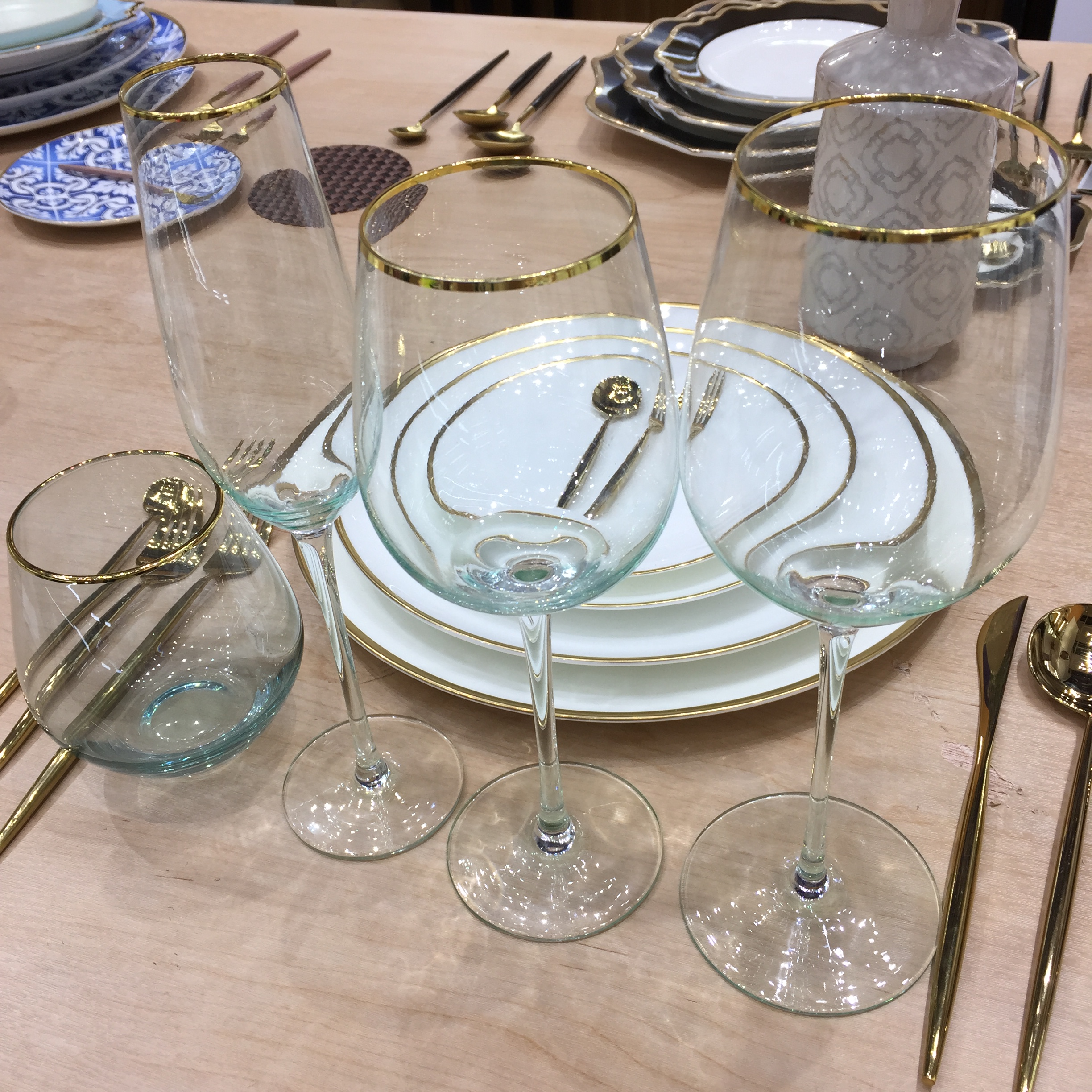 यूरोपीय शैली सफेद सिरेमिक डिनरवेयर गोल्ड रिम नॉर्डिक रेस्तरां प्लेट्स स्टेक प्लेट 14