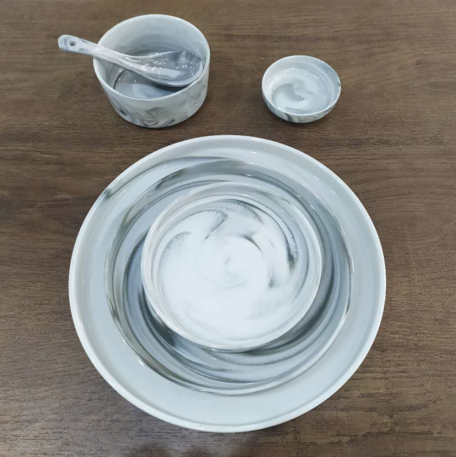 Altaj temperaturaj ceramikaj platoj starigas rozkoloran marmoran porcelanan vespermanĝon griza marmora kukaĵo 16