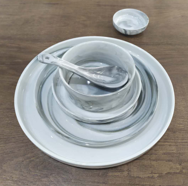 Altaj temperaturaj ceramikaj platoj starigas rozkoloran marmoran porcelanan vespermanĝon griza marmora kukaĵo 18