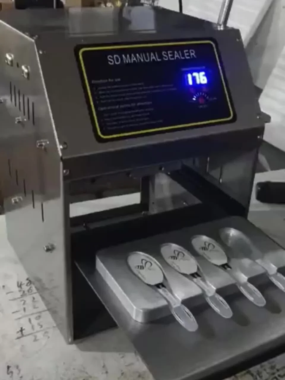 プラスチックPPハニースプーンマニュアルシーリングマシンパッキングマシン 1