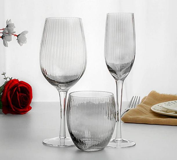 Pogranda vino -vitro kaj ĉampanaj glasoj Linia dezajno plumbo senpaga kristala vitro burgunda koboldo 1