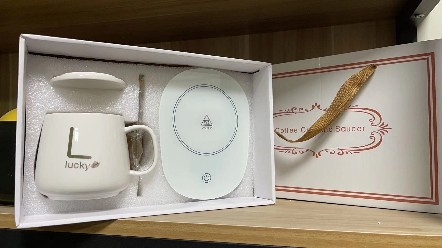 Smeraldaj ceramikaj kafaj tasoj reuzeblaj luksaj porcelanaj tasoj Fabrikisto Donaca Skatolo kun hejtilo 220V Propra Logo 11