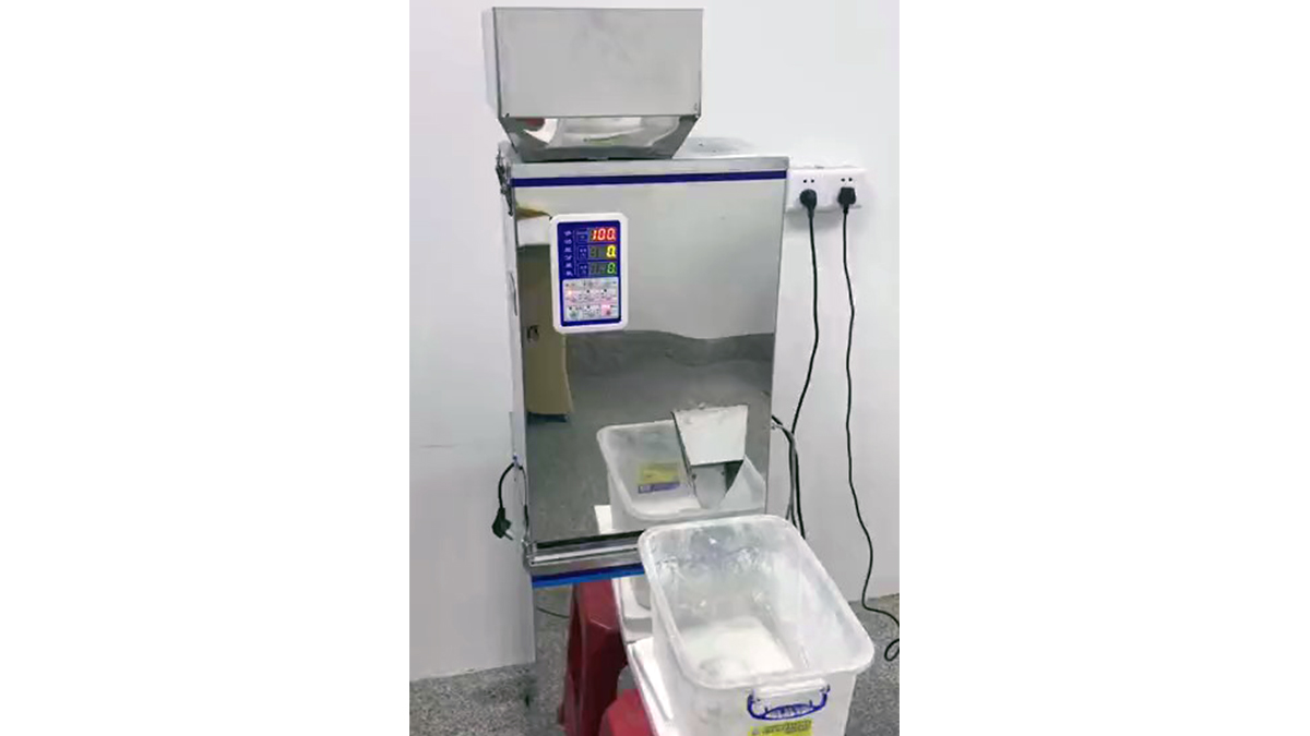 Introto Semi Aŭtomata Malgrandaj Saketoj Spicoj Seka Pulvora Paka Maŝino Kun Kvalita Garantio Chinabrett 1