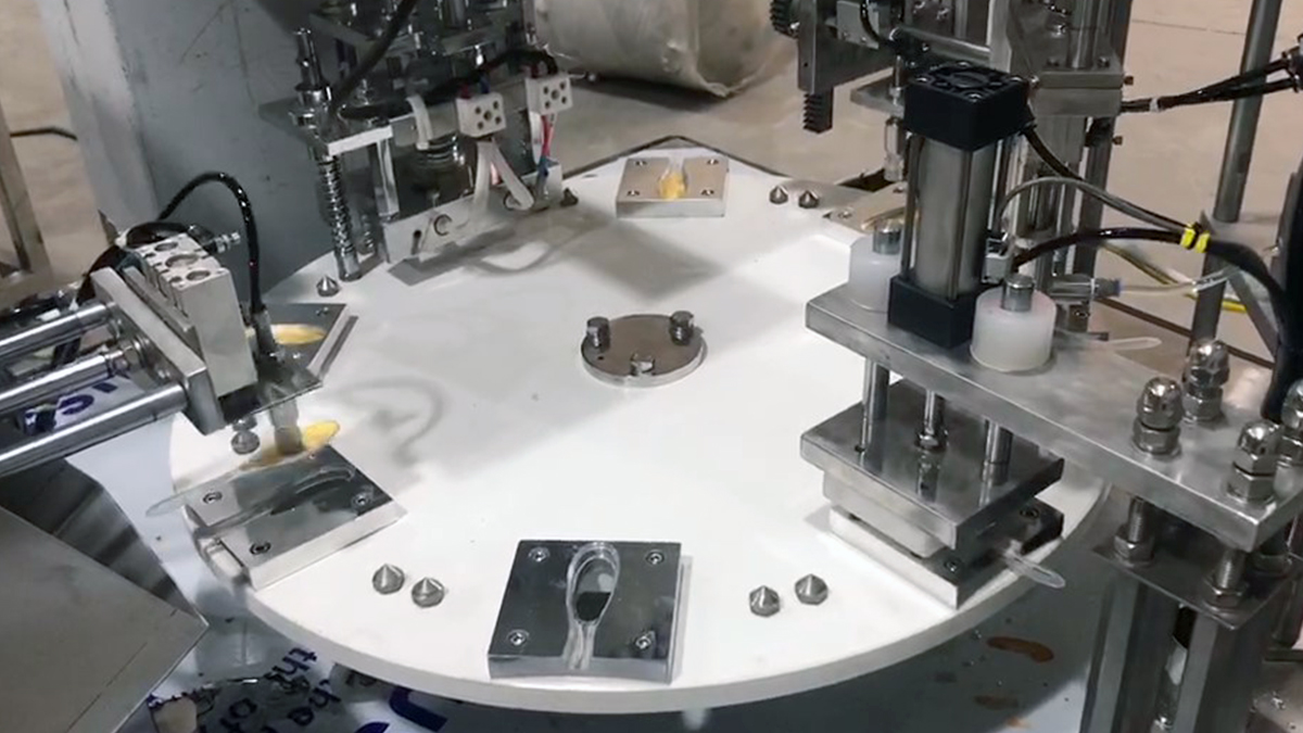 Aŭtomata Mielo -Kulero -Paka Maŝino Malgranda Mielo Pleniganta kaj Sigelanta Paka Maŝino -Chinabrett 1