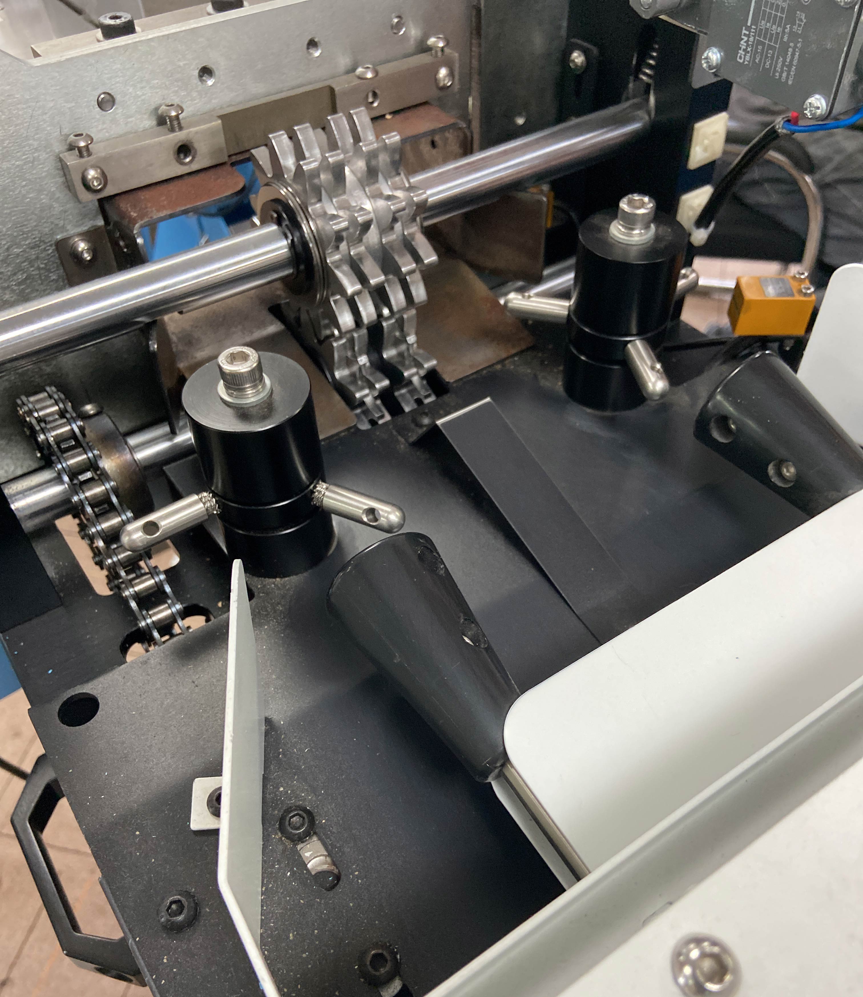 Machine de coussin en papier standard de 150 mm-990 mm pour un emballage multi-spécification approprié de la Chine 15