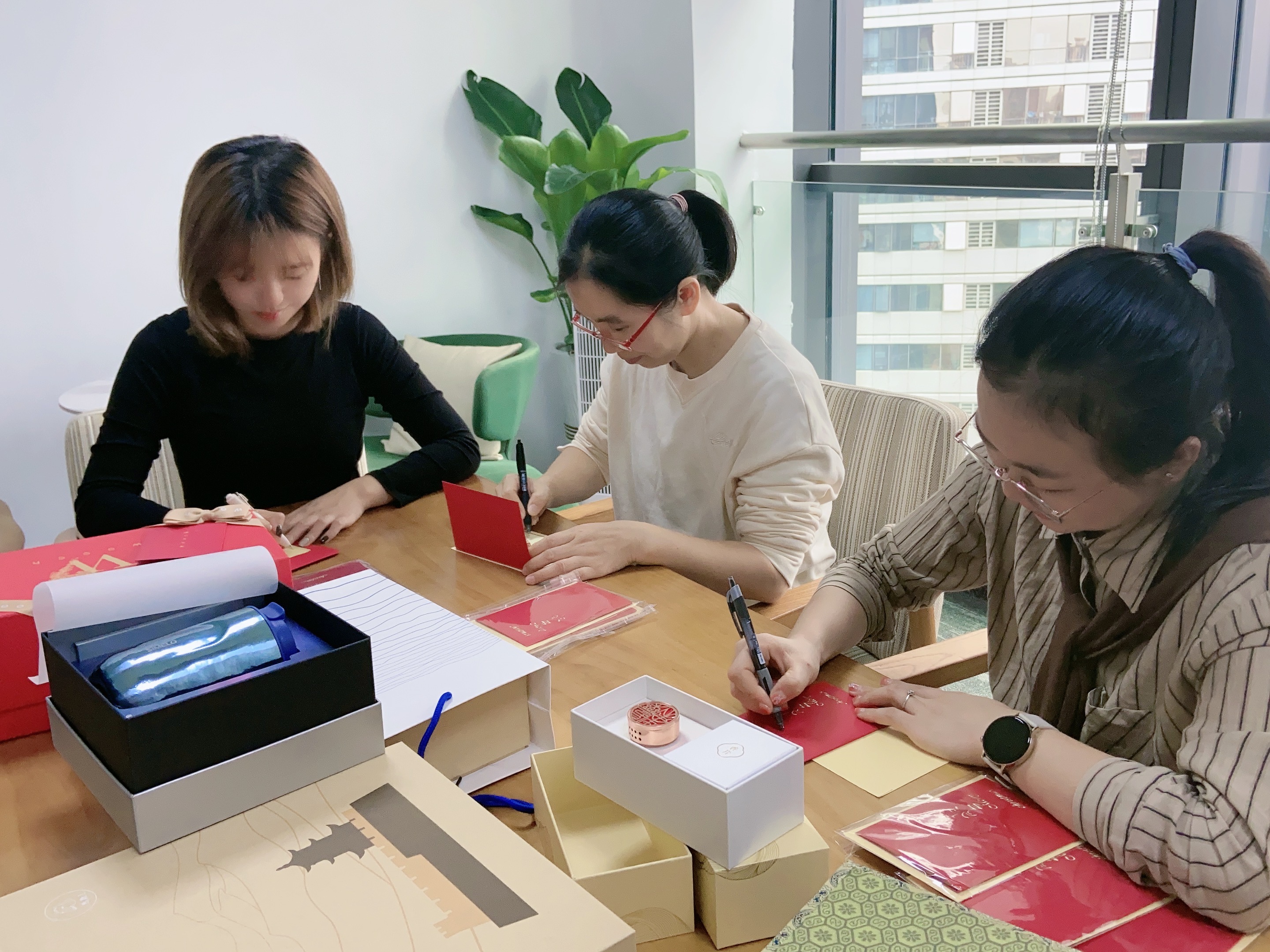 ハニカムペーパーとペーパーエアバブル:ギフトラッピングの第一選択 1