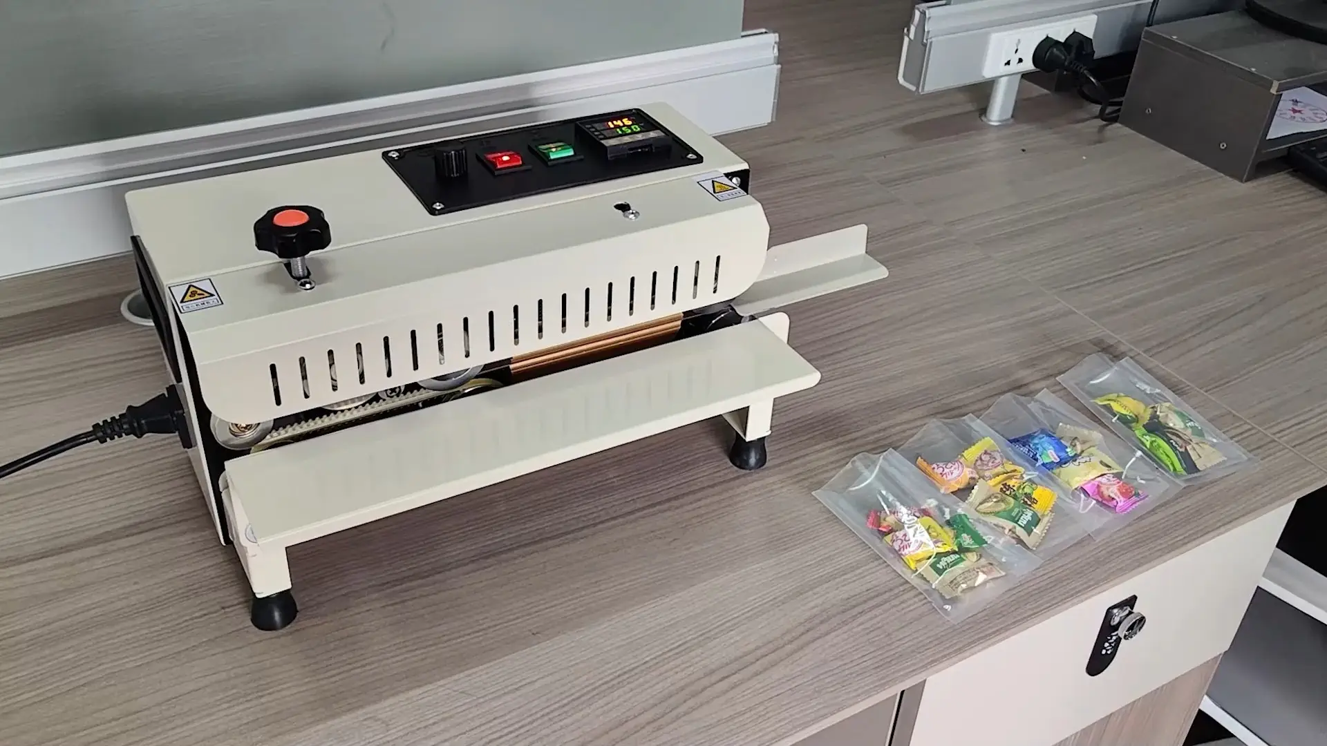 Máquina selladora de bolsas de banda mini de plástico de calor continuo con mesa horizontal de tamaño pequeño 1