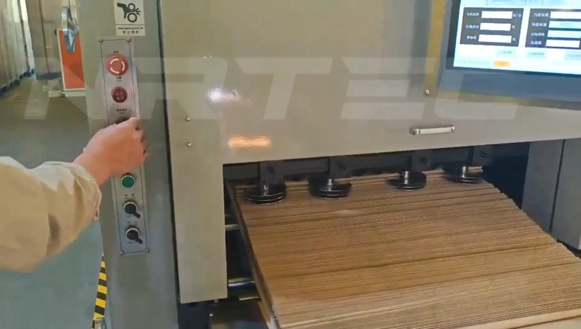 762mmファンフォールドZ折りクラフト紙折り機クラフト紙折り装置 1