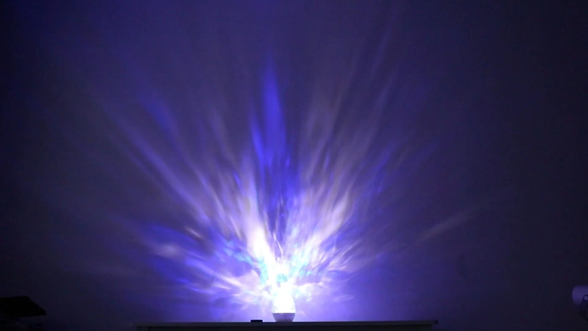 Proyector de luz RGB con forma de huevo de dinosaurio y altavoz Bluetooth Smile Lighting 1