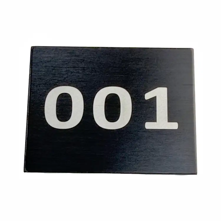 Placas de aluminio con logotipos grabados con láser personalizados 1