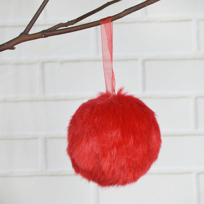Flauschiges Weihnachtskugel-Ornament aus Kunstfell in Rot 11