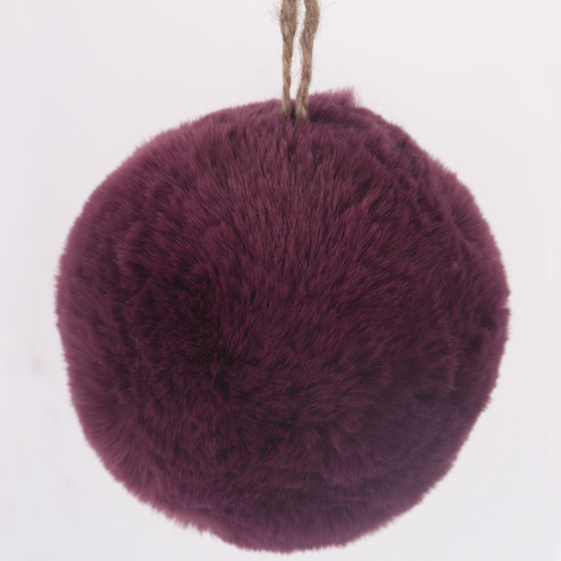 Flauschiges Weihnachtskugel-Ornament aus Kunstfell in Rot 10