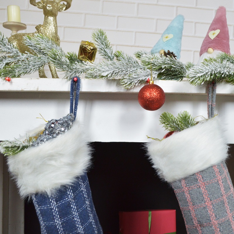 Weihnachtsstrümpfe aus Stoff für die Heimdekoration 4