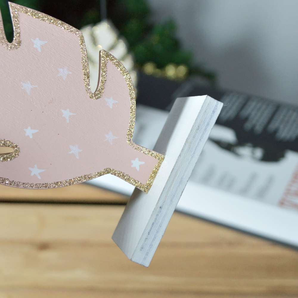 Weihnachtlicher Tischkartenhalter, Tischkartenhalter mit Holzsockel und Blättern in Form eines bunten, bemalten Partyhalters 6