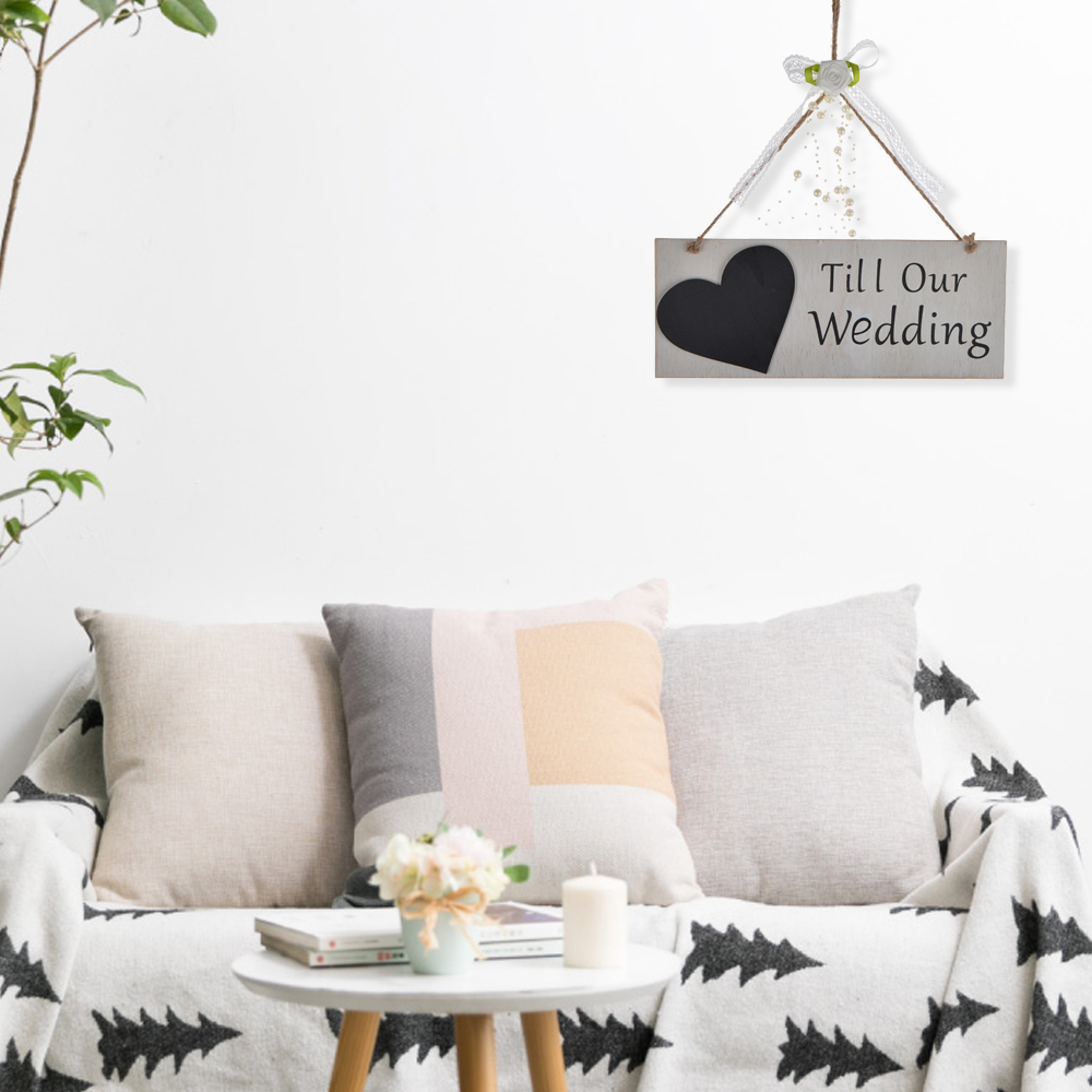 Personaliza el cartel rústico de boda de madera. 3