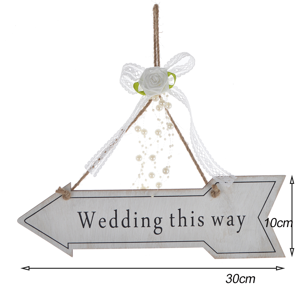 Personalisiertes Pfeilschild aus Holz für die Hochzeitsanweisungen im Landhausstil 2