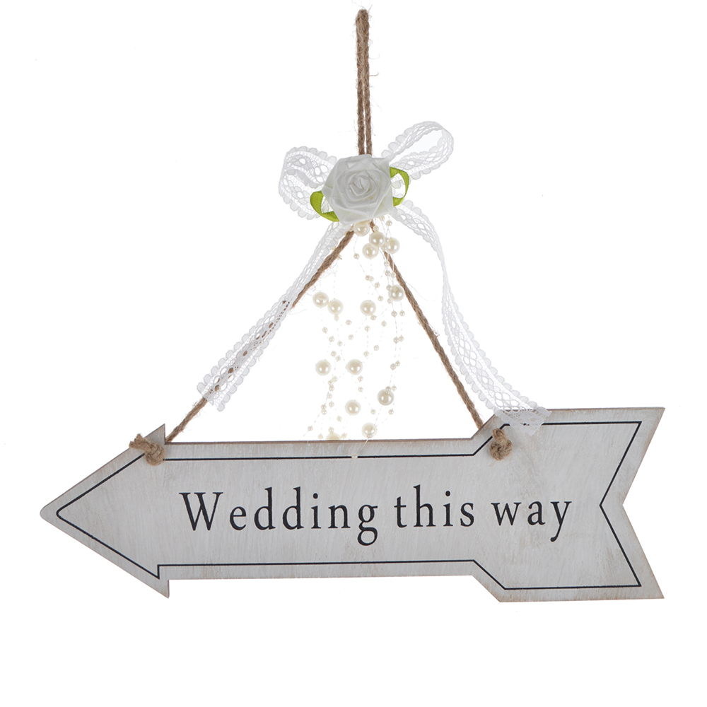 Personalisiertes Pfeilschild aus Holz für die Hochzeitsanweisungen im Landhausstil 1