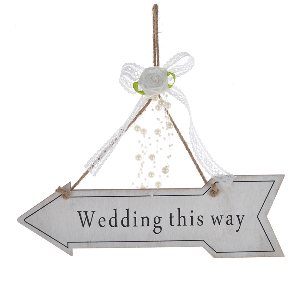 Letrero de flecha personalizado de madera con instrucciones para bodas en el campo 1