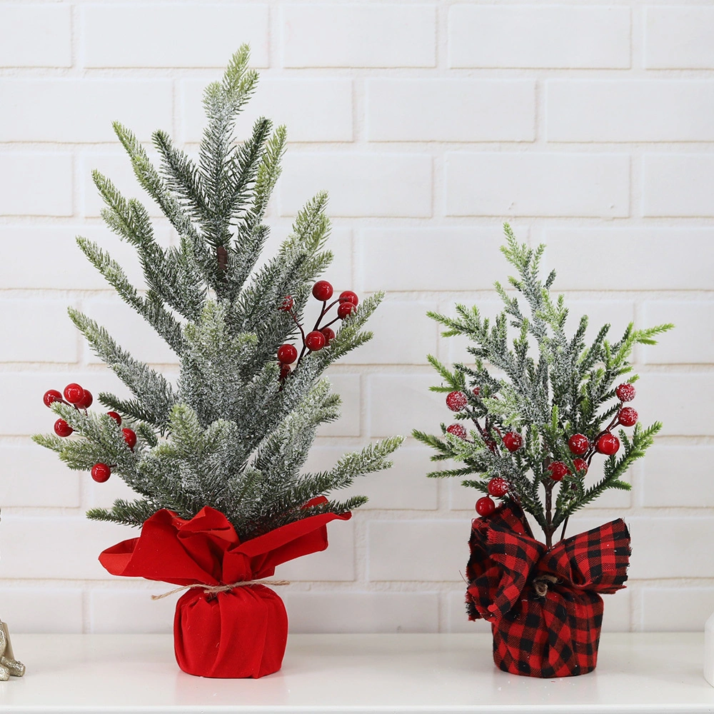 Mini árbol de Navidad decorado con agujas de pino y bayas para un ambiente festivo invernal. 1