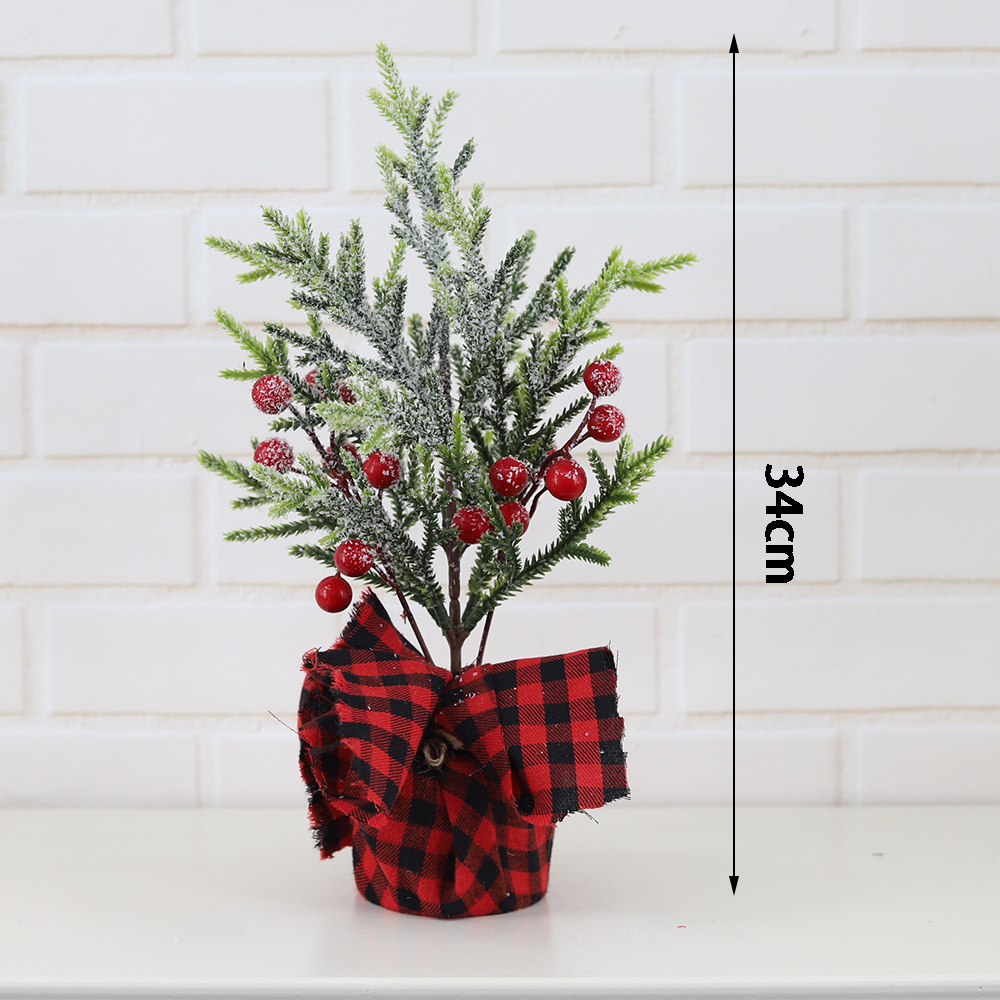Mini-Weihnachtsbaum mit Tannennadeln und Beeren geschmückt für eine festliche Winteratmosphäre 3