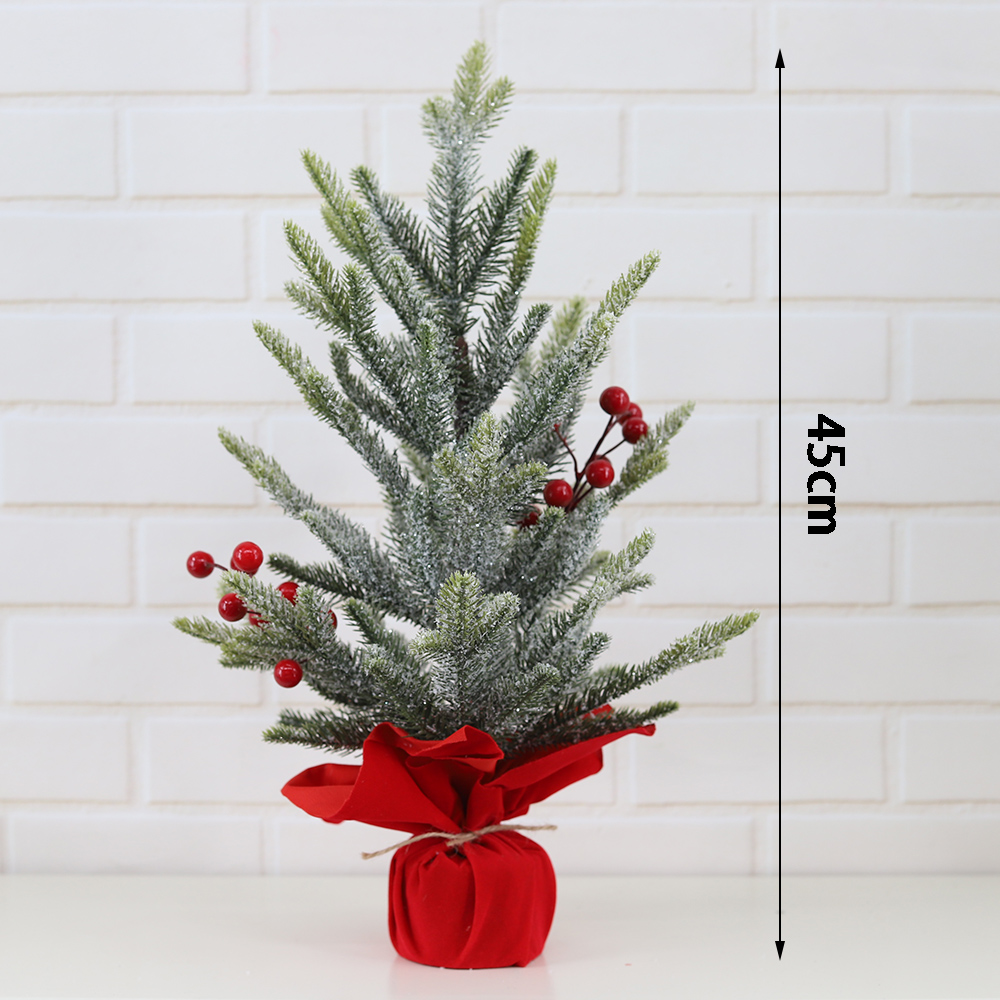 Mini-Weihnachtsbaum mit Tannennadeln und Beeren geschmückt für eine festliche Winteratmosphäre 4