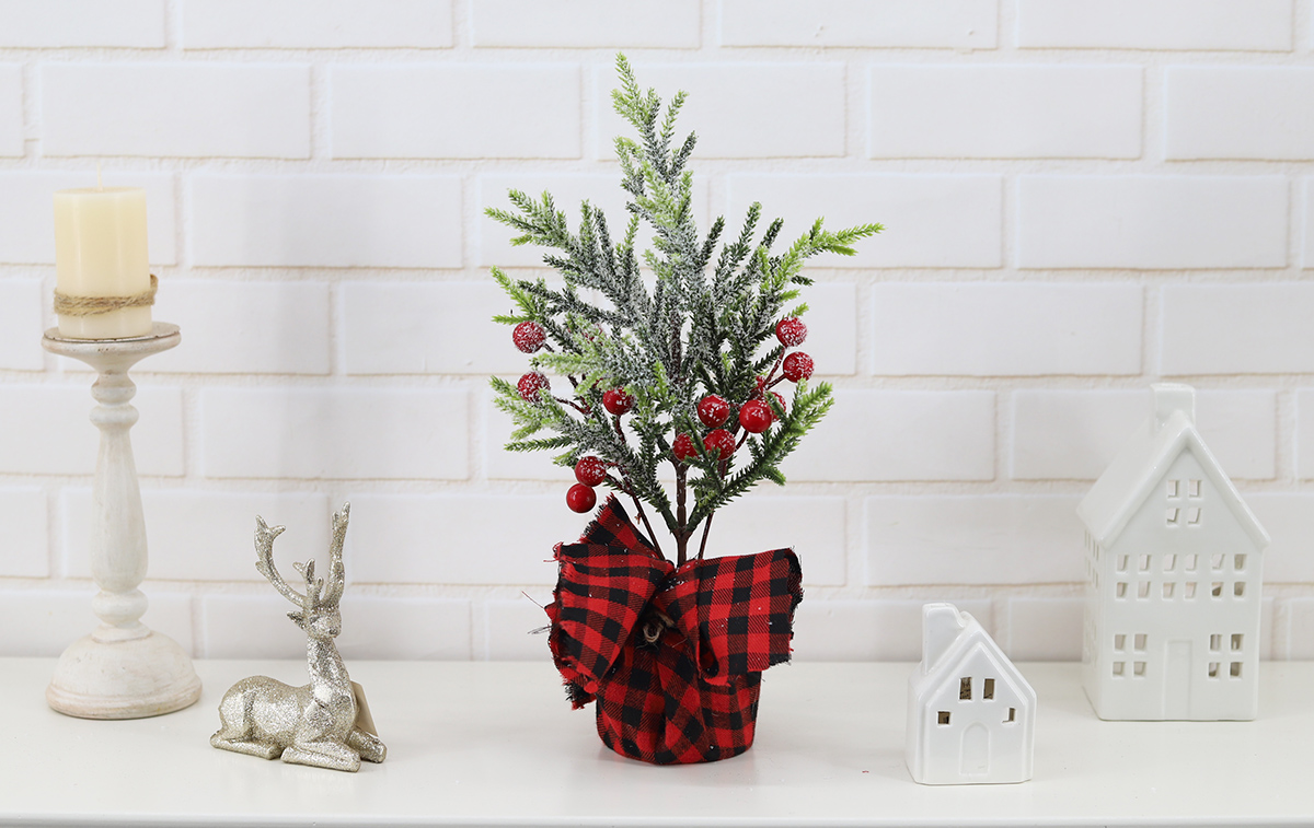 Mini-Weihnachtsbaum mit Tannennadeln und Beeren geschmückt für eine festliche Winteratmosphäre 6