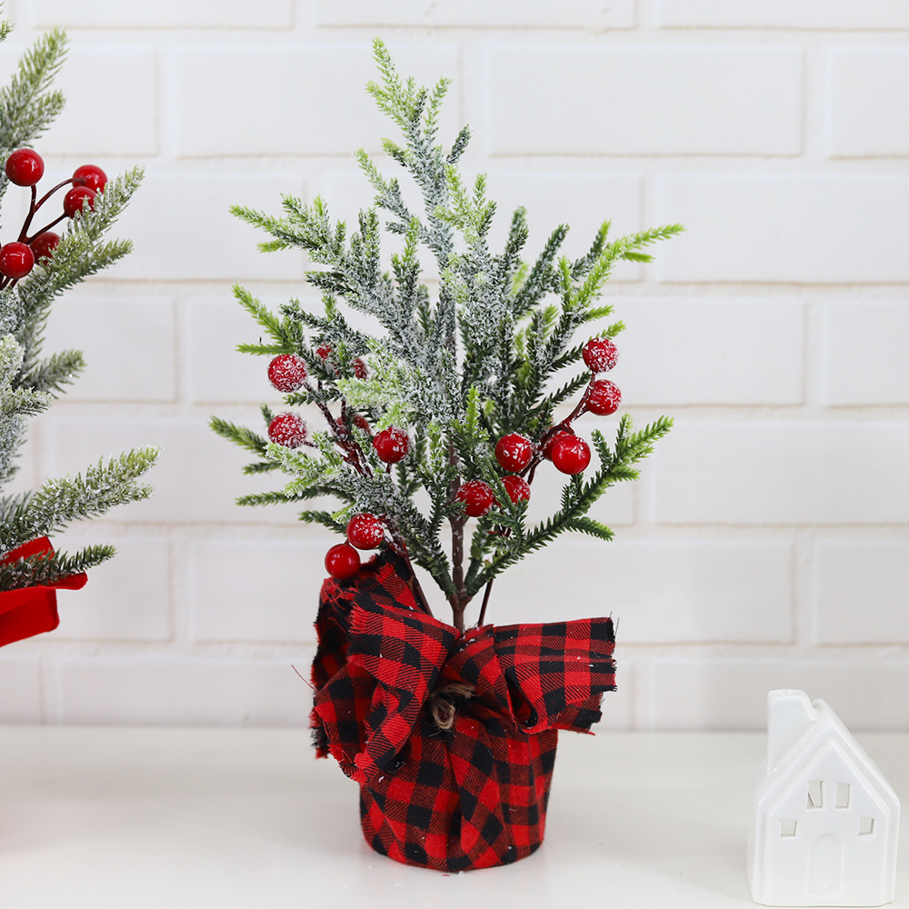 Mini-Weihnachtsbaum mit Tannennadeln und Beeren geschmückt für eine festliche Winteratmosphäre 7