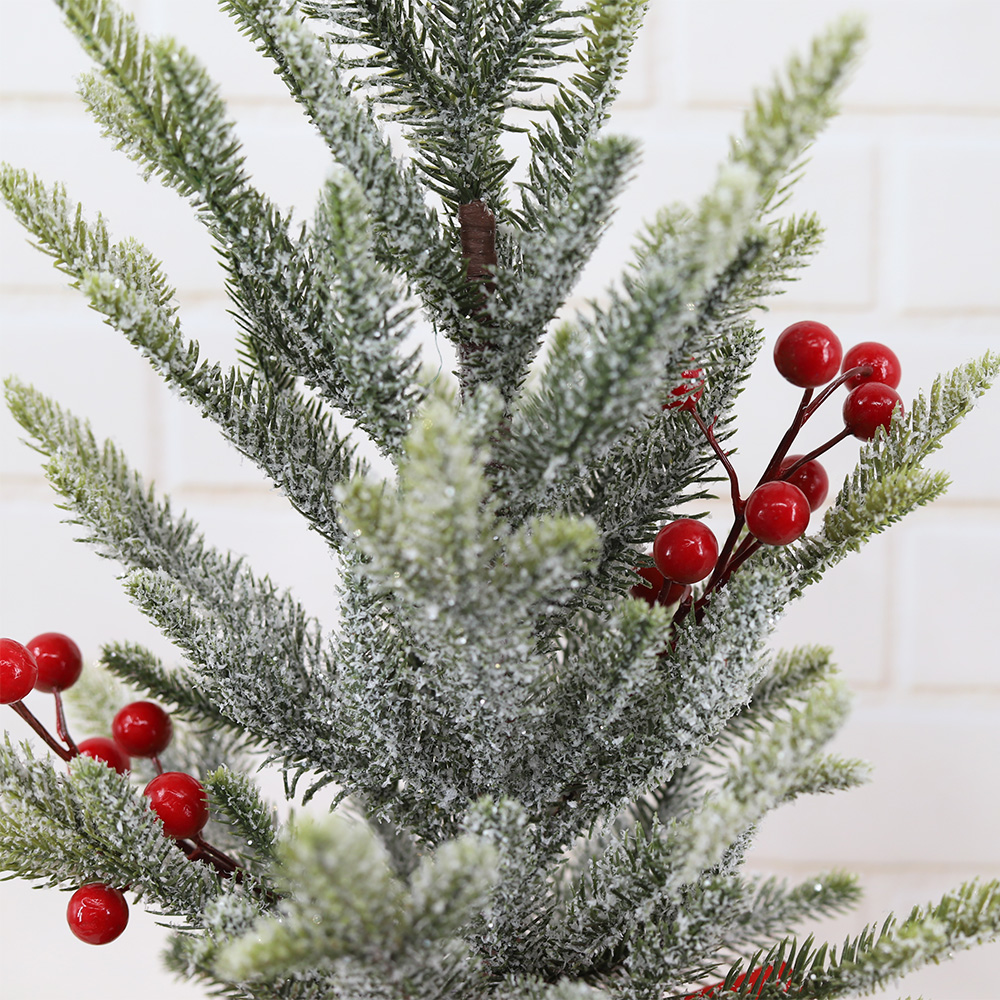 Mini-Weihnachtsbaum mit Tannennadeln und Beeren geschmückt für eine festliche Winteratmosphäre 5