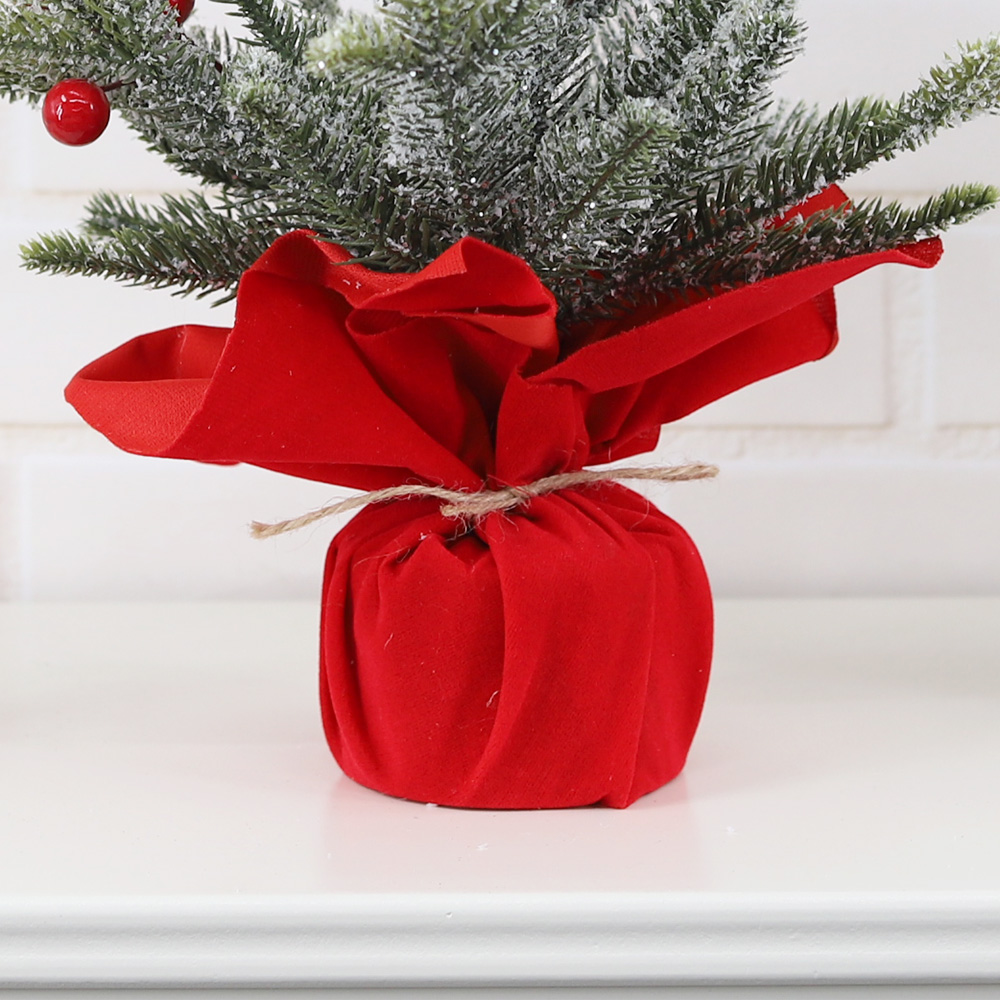 Mini-Weihnachtsbaum mit Tannennadeln und Beeren geschmückt für eine festliche Winteratmosphäre 8
