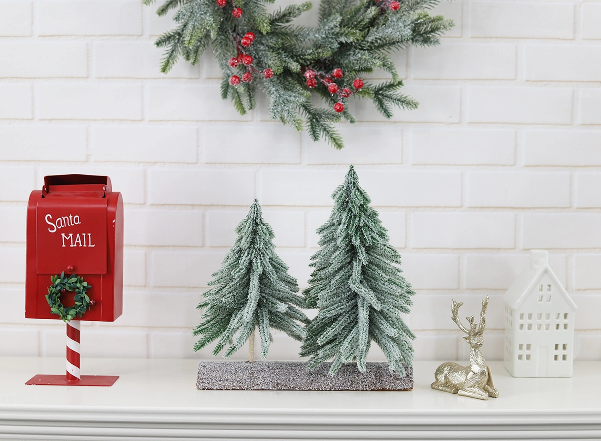 2 pequeños árboles de Navidad con soporte de madera, decoración navideña con nieve flocada, centro de mesa 1