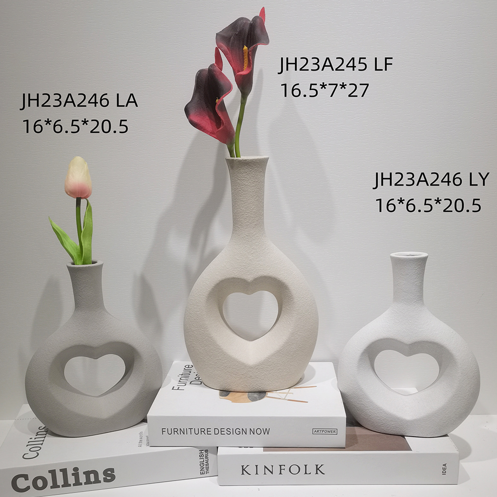 Jarrón moderno de cerámica blanca con decoración minimalista, con forma de corazón hueco y acabado mate. 3
