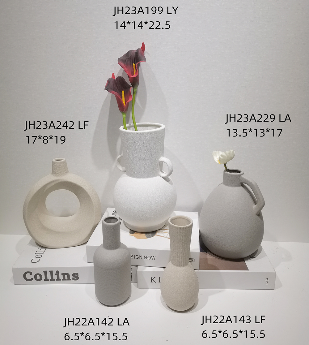 Jarrón moderno de cerámica blanca con decoración minimalista, con forma de corazón hueco y acabado mate. 2