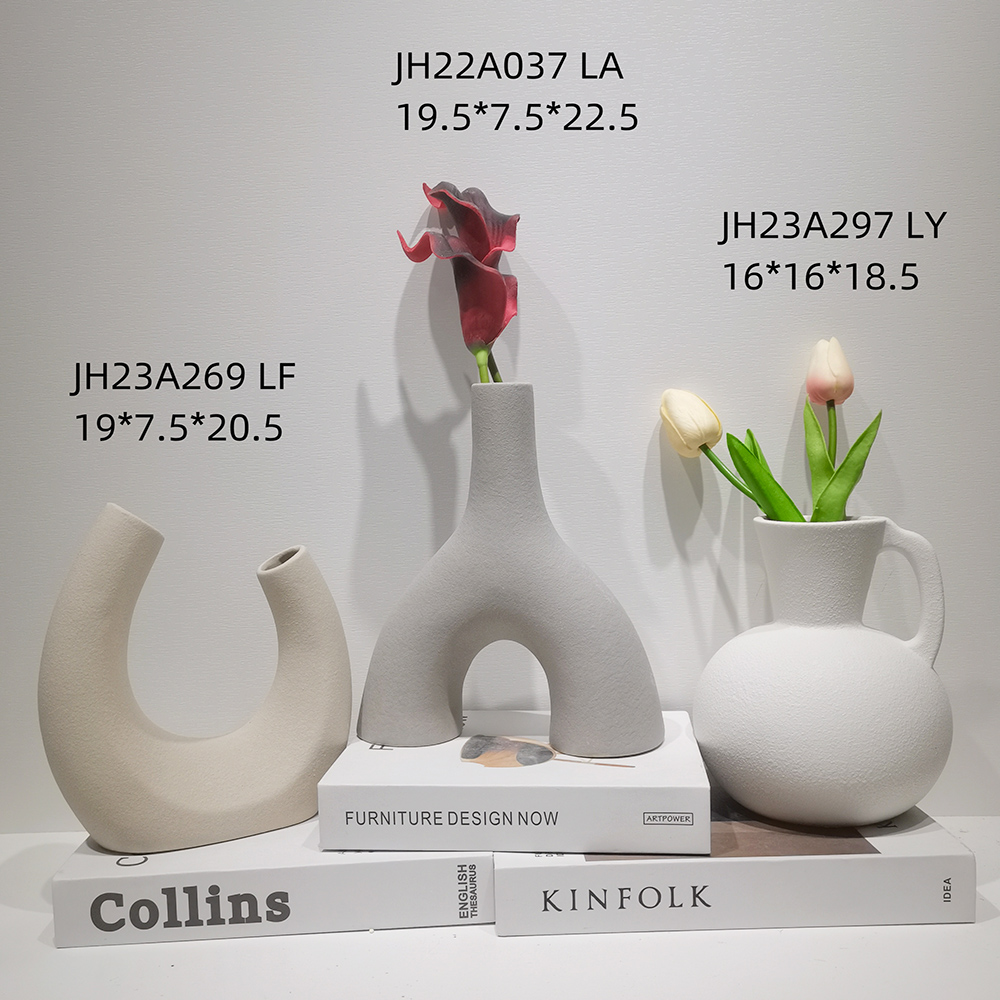 Jarrón moderno de cerámica blanca con decoración minimalista, con forma de corazón hueco y acabado mate. 6