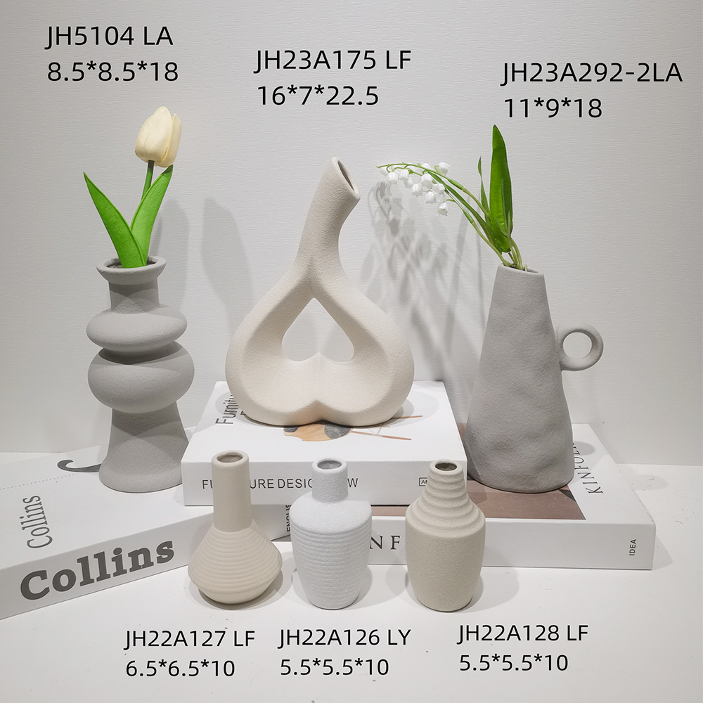 Jarrón moderno de cerámica blanca con decoración minimalista, con forma de corazón hueco y acabado mate. 5