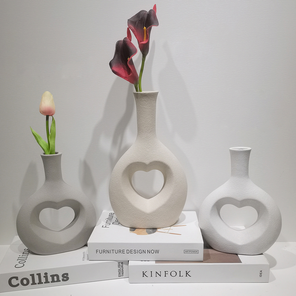 Jarrón moderno de cerámica blanca con decoración minimalista, con forma de corazón hueco y acabado mate. 7