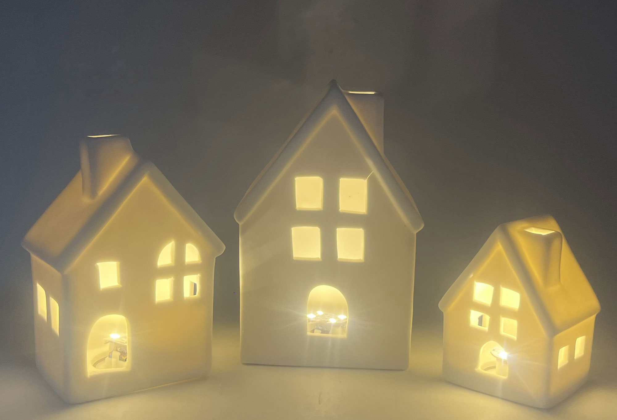 Weißes Porzellan Weihnachten LED beleuchtete weiße Häuser Dekor Miniatur Weihnachten Dorf Häuser Schneeflocke weiß leuchtende Schloss 1