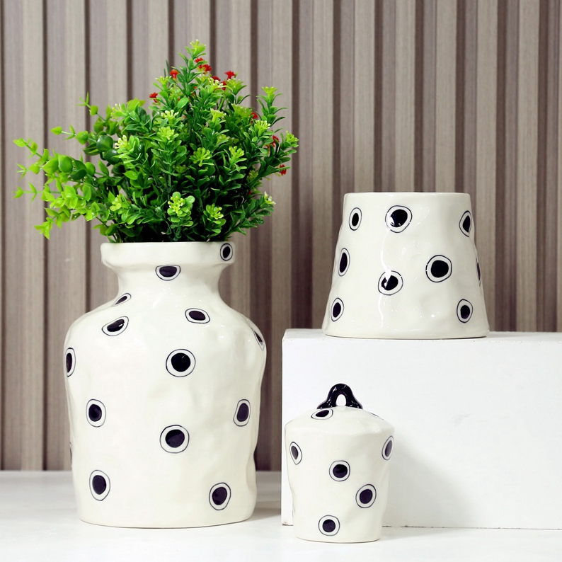Kreative Keramikvase mit weißem Punktmuster, unregelmäßige Alien-Blume, Wohnzimmer-Desktop-Ornament, Heimvase, moderne Wohnkultur 1