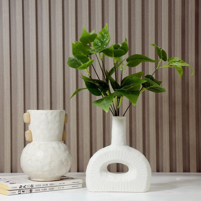 Moderne unregelmäßige Keramikvase, weißes Blumenarrangement, Wohnzimmer, Esstisch, mattierte geometrische Vase, Heimdekoration 1